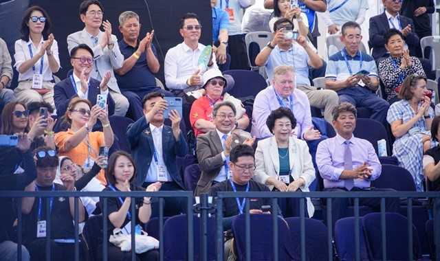 강기정 광주광역시장이 지난 9월10일 5·18민주광장 특설경기장에서 열린 '광주 2025 현대세계양궁선수권대회' 리커브 혼성 단체 결승전을 관람하고 있다./광주광역시 제공