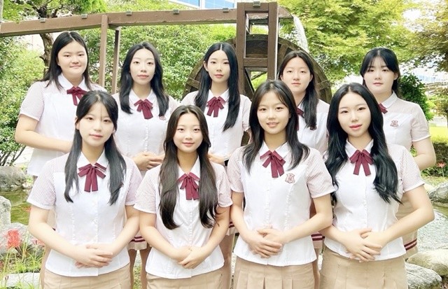 2025년 국가직 지역인재 9급 공무원 수습직원 선발시험 최종 합격한 학생들  - 윗줄 왼쪽부터 나윤서(관세)·김시은(세무)·안수빈(세무)·김나영(세무)·김다희(관세)  - 아랫줄 왼쪽부터 이윤주(일반행정)·이세희(세무)·김하은(일반행정)·이채리(세무)   /광주시교육청 제공