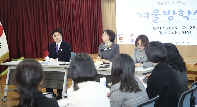 김대중 교육감이 나주이화유치원을 방문하여 다문화 유아교육 성과 공유 및 발전 방안을 논의하고 있다.