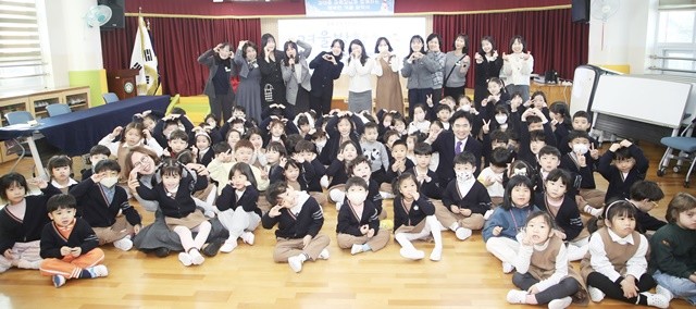 김대중 교육감이 이화유치원을 방문해 원아들과 기념사진을 찍고 있다.