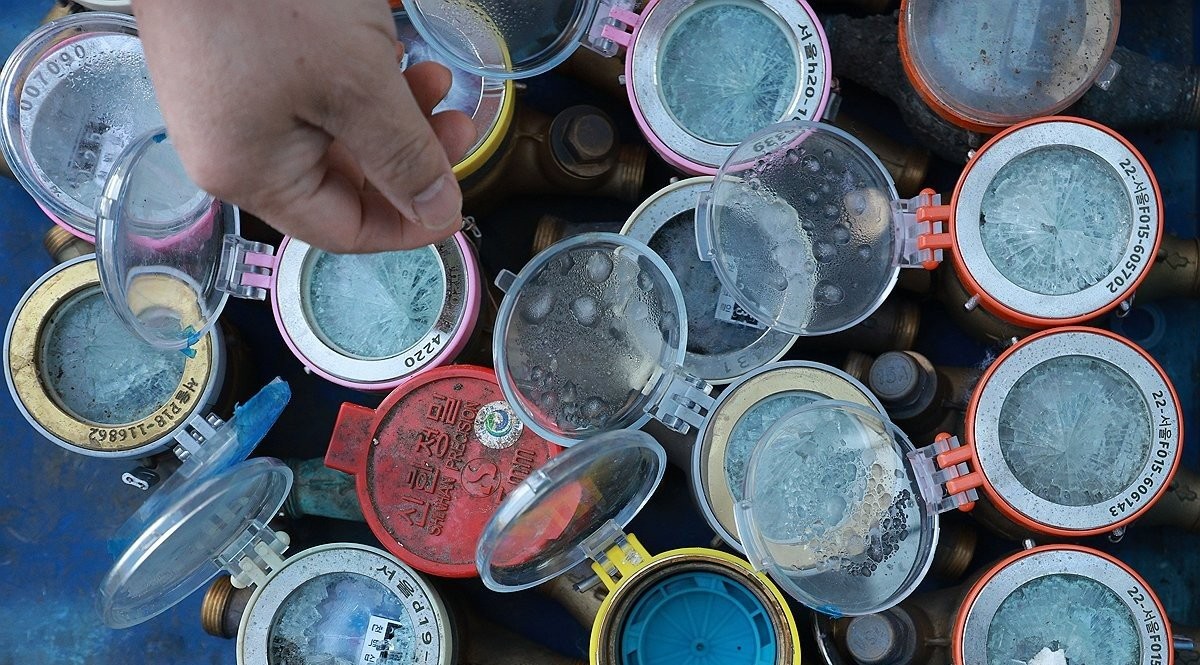 서울 강북구 미아가압장에서 수도계량기 교체반 직원이 동파된 수도계량기를 정리하고 있다. 기사 이해를 돕기 위한 자료 사진. 서울에 한파가 덮치면서 밤사이 수도 계량기 동파가 이어졌다. 27일 서울시에 따르면 전날(26일) 오후 5시부터 이날 오전 5시까지 서울에 수도 계량기 동파 31건이 발생했다. 다만 한랭 질환자나 수도관 동결 피해는 발생하지 않았다. / 연합뉴스