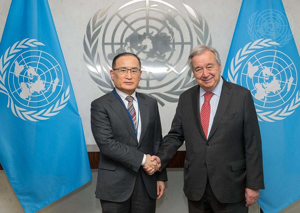 성락 국가안보실장이 18일(현지시간) 뉴욕을 방문해 안토니우 구테흐스 유엔 사무총장과 면담하기 전 악수하고 있다. 19일 유엔본부에 따르면 위 실장은 전날 오후 2시 45분께 구테흐스 사무총장을 만나 유엔과 한국의 협력 강화, 한반도 평화 문제 등을 논의했다. / 연합뉴스(유엔본부 제공)