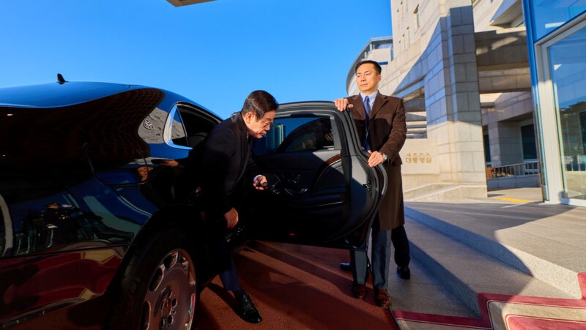 이재명 대통령이 청와대 복귀를 앞두고 26일 용산 대통령실로 마지막 출근을 하고 있다. / 연합뉴스