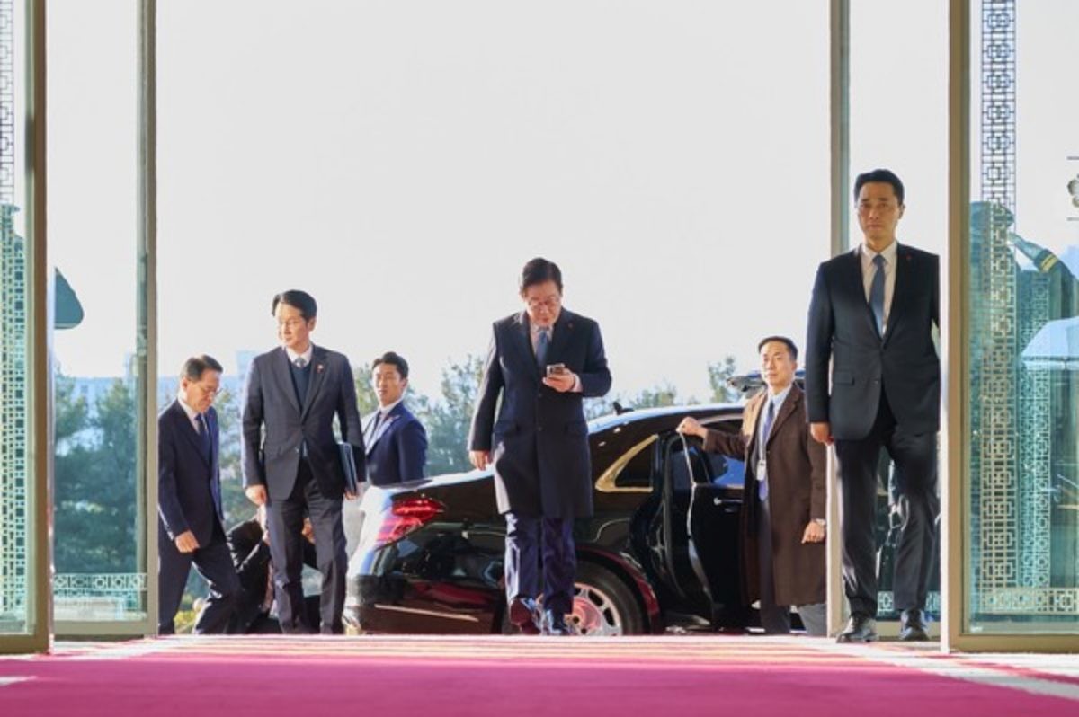 이재명 대통령이 26일 청와대 복귀를 앞두고 용산 대통령실로 마지막 출근을 하고 있다. / 대통령실