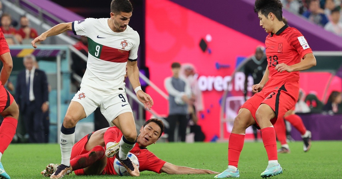 2022 카타르 월드컵 조별예선 3차 포르투갈전 당시, 태클하는 정우영 (울산 HD) / 뉴스1