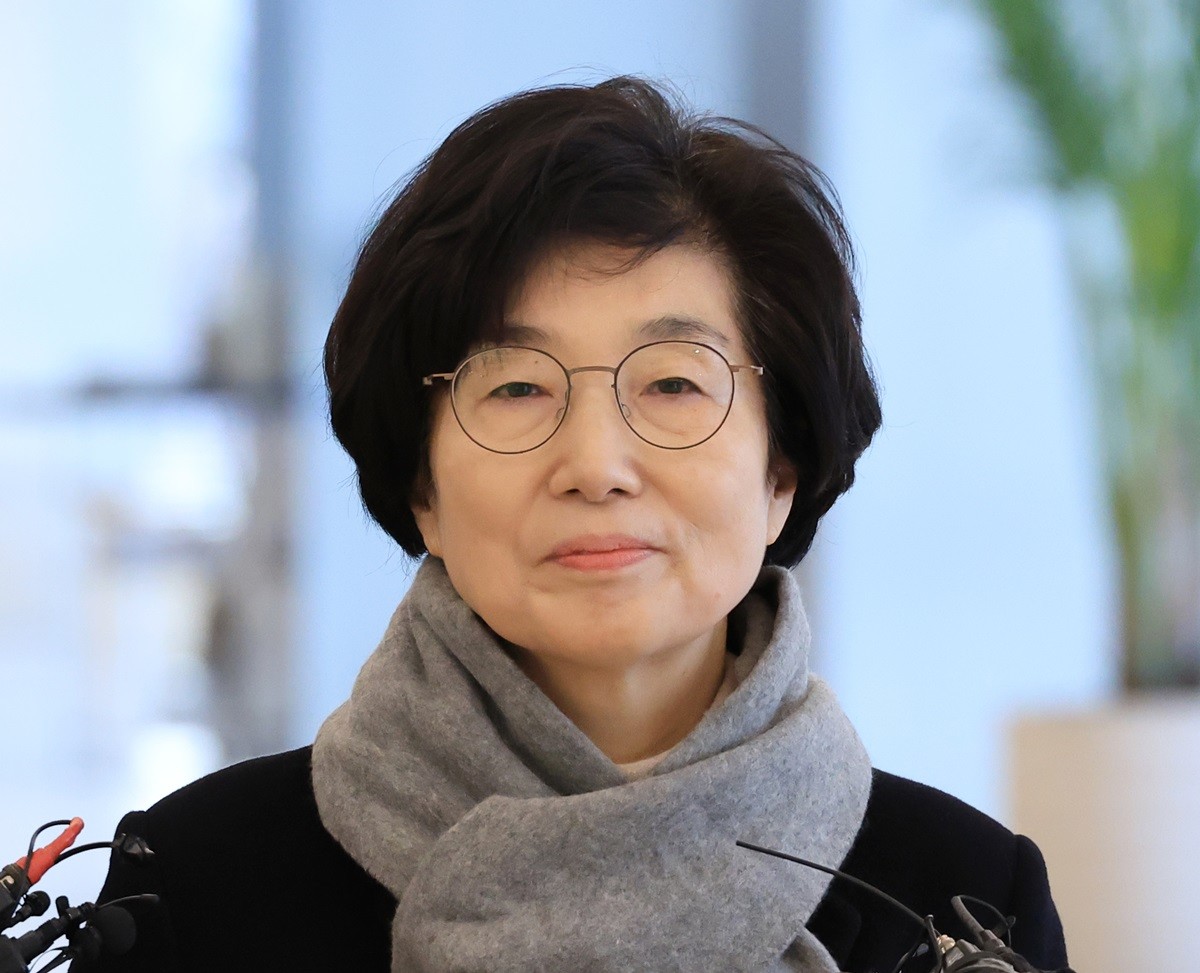 김기현 국민의힘 의원 부인 이모 씨가 27일 김건희 여사의 '로저비비에 클러치백 수수 의혹'을 수사하는 서울 종로구 KT 광화문빌딩 웨스트에 있는 민중기 특별검사팀에 2차 소환되고 있다.     이 씨는 '김건희 여사에게 가방을 왜 전달했는가?' '여전히 대가성을 부인하는가?' 등 현장에 있는 취재진 질문에 답하지 않고 특검 조사실로 들어갔다. / 연합뉴스