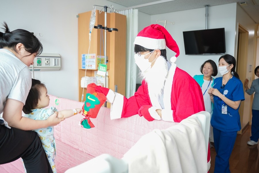 소아청소년과 이한얼 과장이 소아 병동에서 산타로 분장해 아이들에게 직접 선물을 전달하고 있다. / 포항성모병원 제공