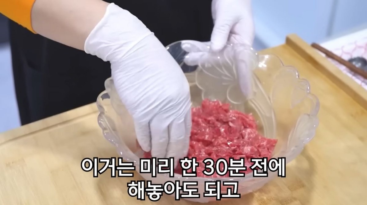 고기에 양념을 넣고 무치고 있는 모습. / 유튜브 '함께해요 맛나요리'
