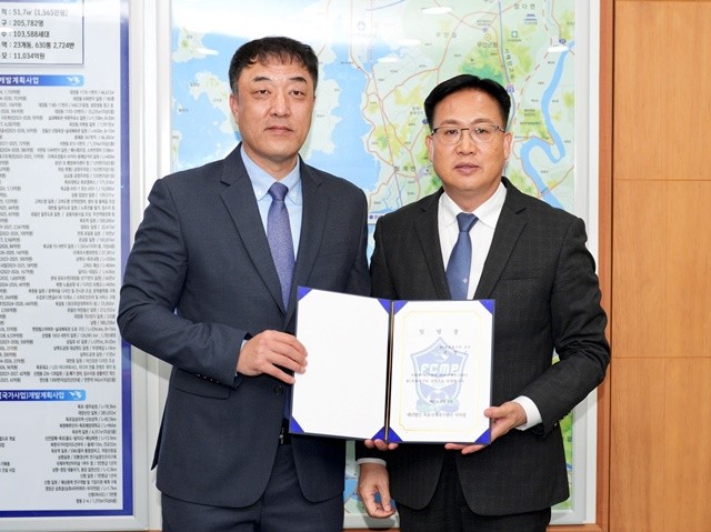 최영근 감독(왼쪽)과 조석훈 FC목포 구단주가 기념촬영을 하고 있다.