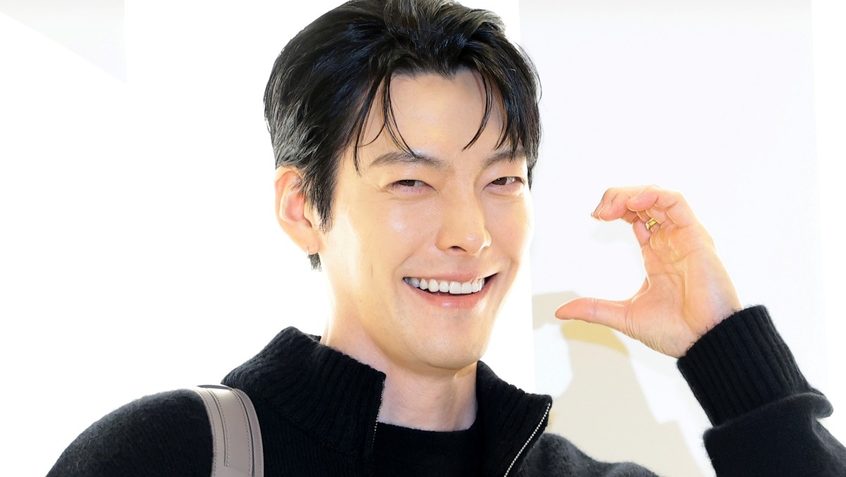 배우 김우빈이 12일 서울 송파구 롯데 에비뉴엘 잠실점에서 열린 ‘ALO 홀리데이 팝업’ 기념 포토콜 행사에서 포즈를 취하고 있다.     / 뉴스1