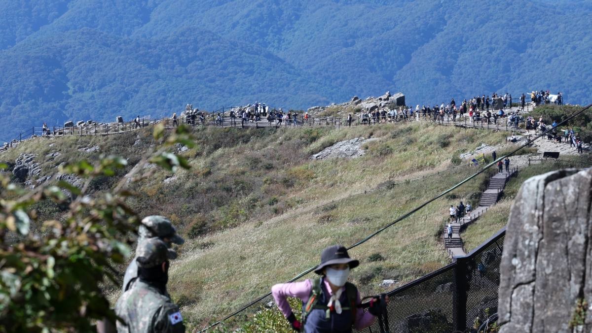 무등산 오르는 탐방객들 / 연합뉴스