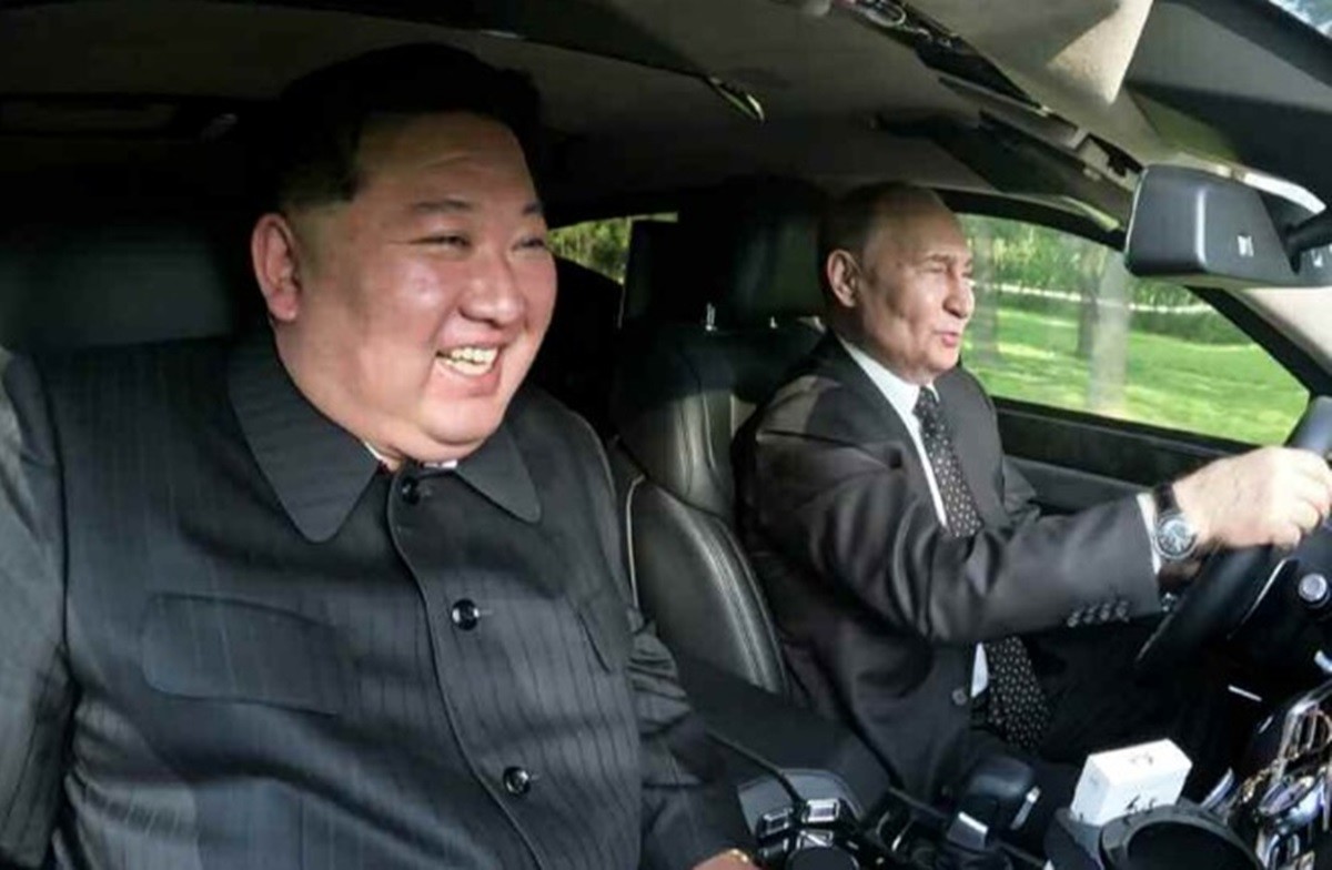 작년 6월 김정은 북한 국무위원장과 블라디미르 푸틴 러시아 대통령이 아우루스에 탑승해 산책하는 모습 / 뉴스1