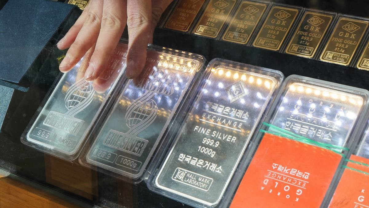 서울 종로구 정인보석에 골드바와 실버바가 놓여있다. / 연합뉴스