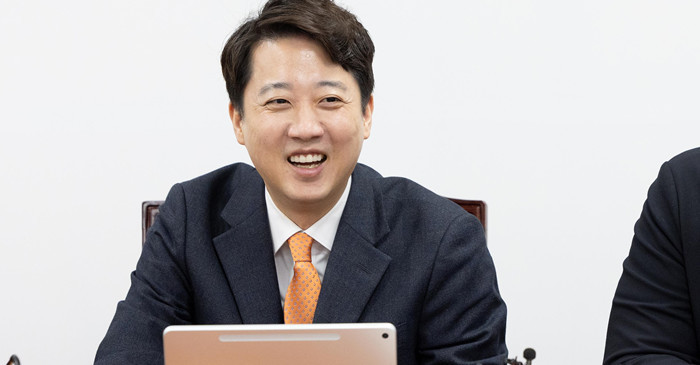 이준석 개혁신당 대표가 22일 서울 여의도 국회에서 열린 최고위원회의에서 미소 짓고 있다. / 뉴스1