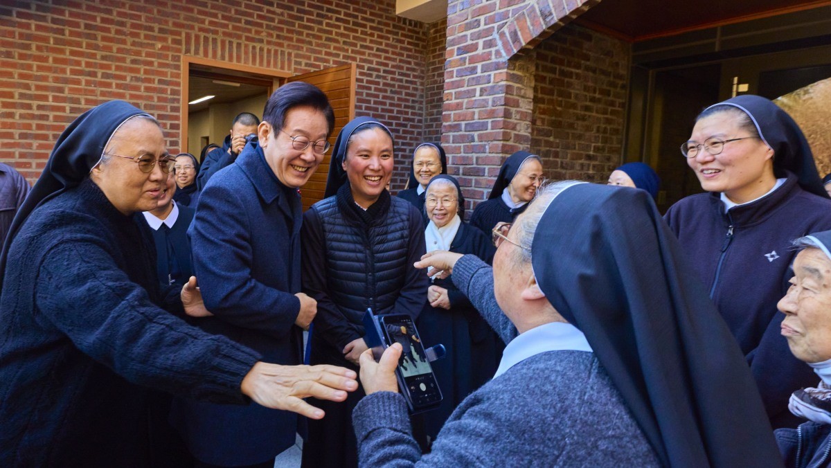 이재명 대통령이 25일 인천 계양구 노틀담 수녀원을 방문해 수녀님들과 기념촬영을 하고 있다. / 대통령실 제공