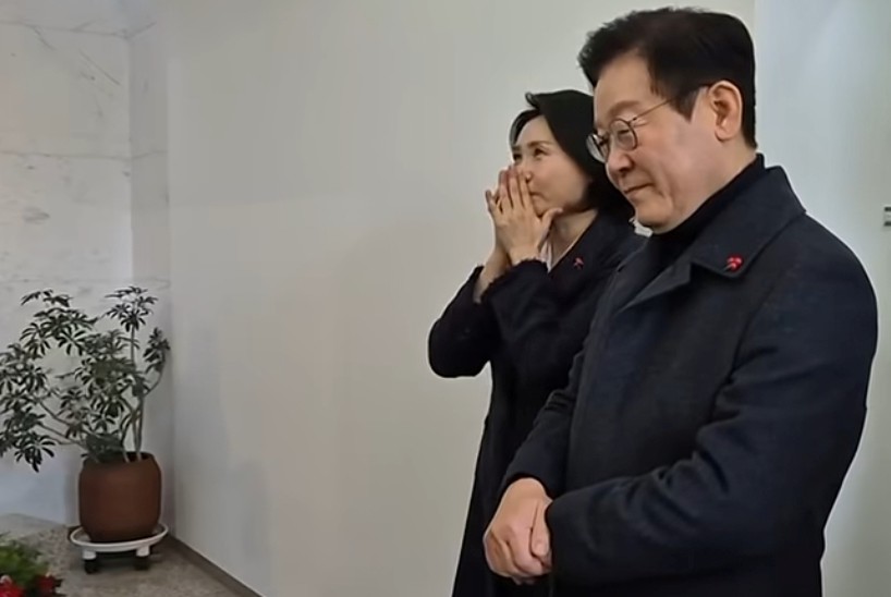 이재명 대통령이 공개한 영상 일부 캡쳐. 이 대통령과 부인 김혜경 여사가 수녀들이 부르는 성가를 듣고 있다. / 이재명 대통령 인스타그램