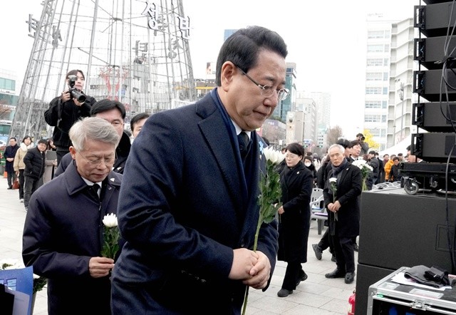 김영록 전라남도지사가 27일 광주 5·18 민주광장에서 열린 12·29 제주항공 여객기 참사 광주·전남 시도민 추모대회에서 헌화를 하고 있다.