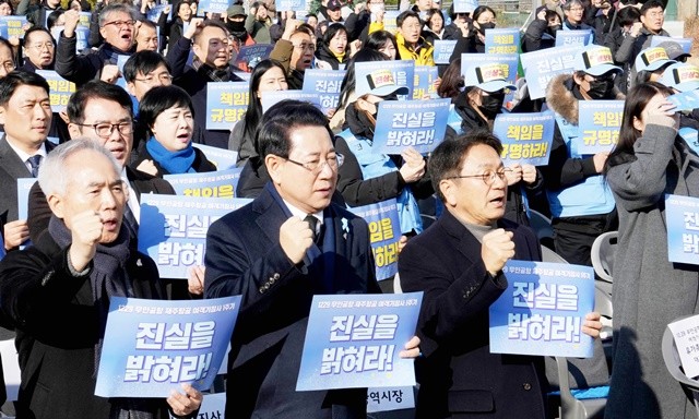 김영록 전라남도지사가 27일 광주 5·18 민주광장에서 열린 12·29 제주항공 여객기 참사 광주·전남 시도민 추모대회에서 희생자들을 위한 노래를 부르고 있다.