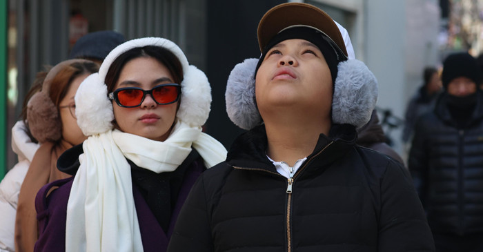 추운 날씨에도 한국 명동 거리를 찾은 외국인들 / 뉴스1