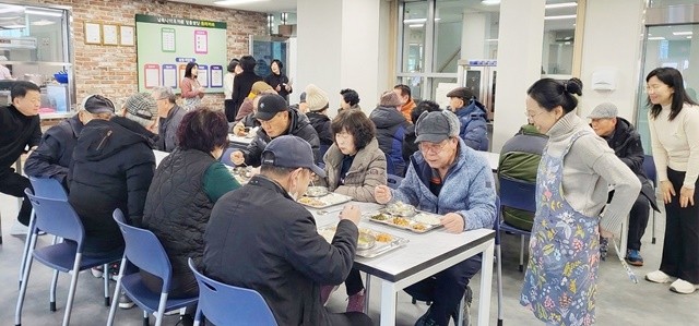 어르신들이 증축된 남부노인복지관 경로식당에서 식사를 하고 있다