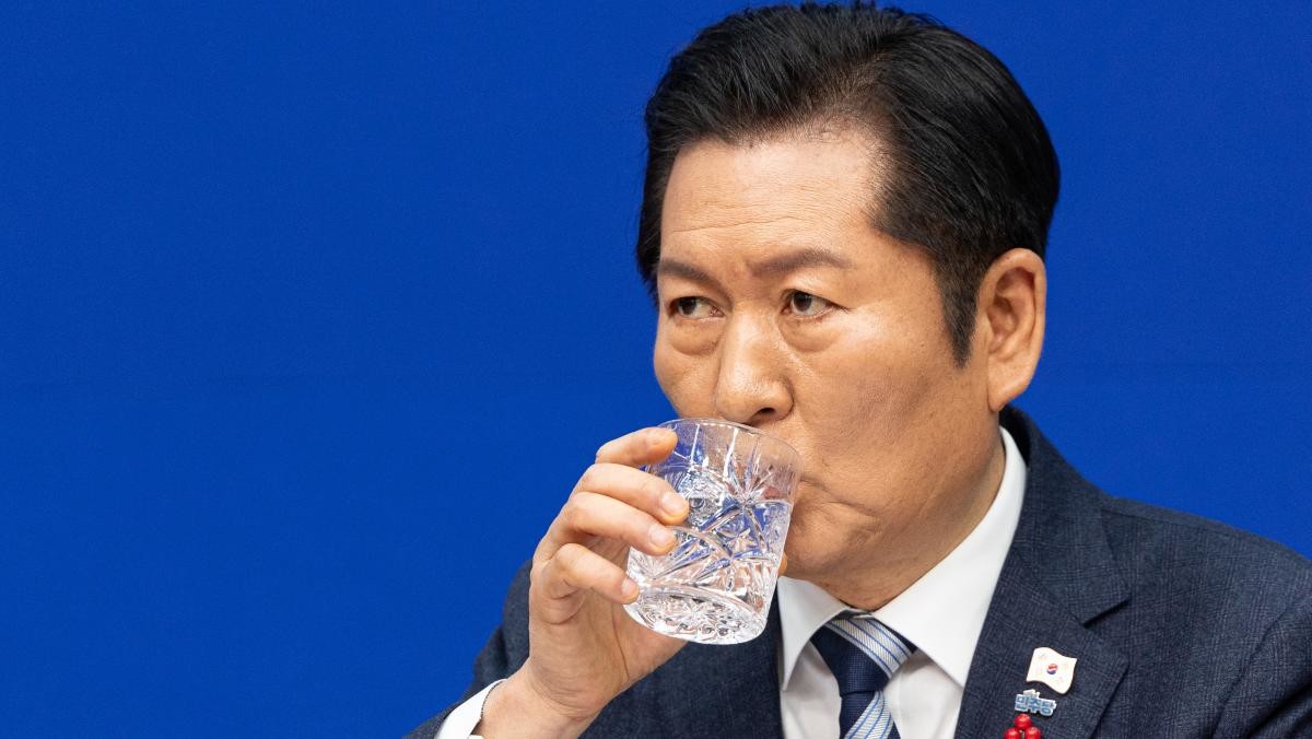 정청래 더불어민주당 대표가 지난 26일 서울 여의도 국회에서 취임 후 열린 첫 공식 기자회견에서 물을 마시고 있다.  / 뉴스1