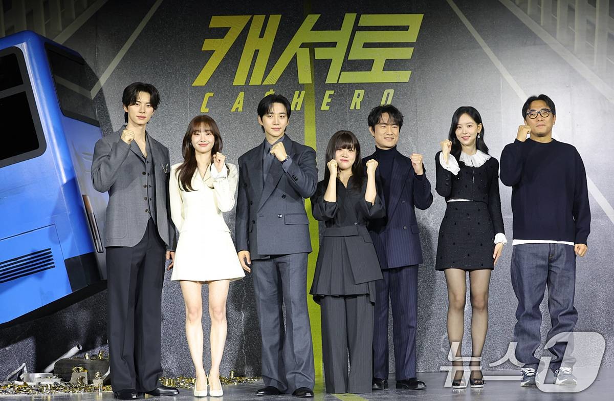 배우 이채민(왼쪽부터)과 김혜준, 이준호, 김향기, 김병철, 강한나, 이창민 감독이 지난 22일 서울 강남구 웨스틴 서울 파르나스에서 열린 넷플릭스 시리즈 '캐셔로' 제작발표회에 참석해 포즈를 취하고 있다 / 뉴스1