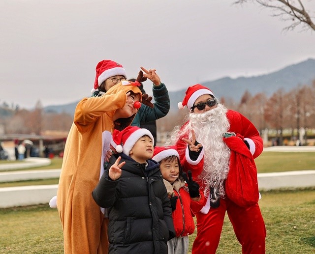 산타와 루돌프와 사진을 찍는 아이들