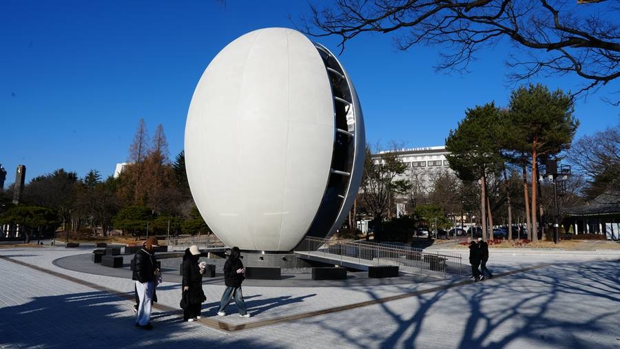 경주 보문관광단지 호반광장에 조성된 APEC 상징조형물 ‘탄생’(알 조형물)/이하 공사 제공
