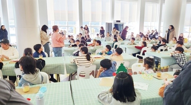 순천만잡월드에서 크리스마스를 맞아 어린이들이 케이크 만들기 체험을 하고 있다