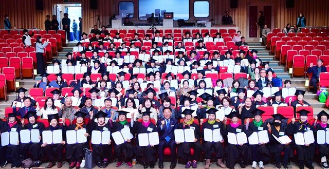 23일 장성문화예술회관 대공연장에서 올해 성인문해교실 수료식이 열렸다. 장성군 제공