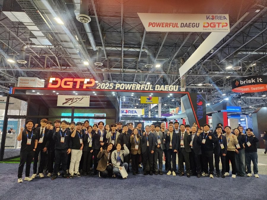 지난 CES2025(국제전자제품박람회)에 참가한 지역 기업 관계자들이 대구공동관에서 기념촬영을 하고 있다.  / 대구시 제공
