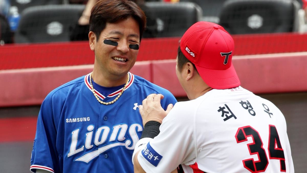 2023년 광주기아챔피언스필드에서 열리는 프로야구 삼성 라이온즈와 KIA 타이거즈의 경기에 앞서 삼성 강민호와 KIA 최형우가 대화하고 있다. / 연합뉴스