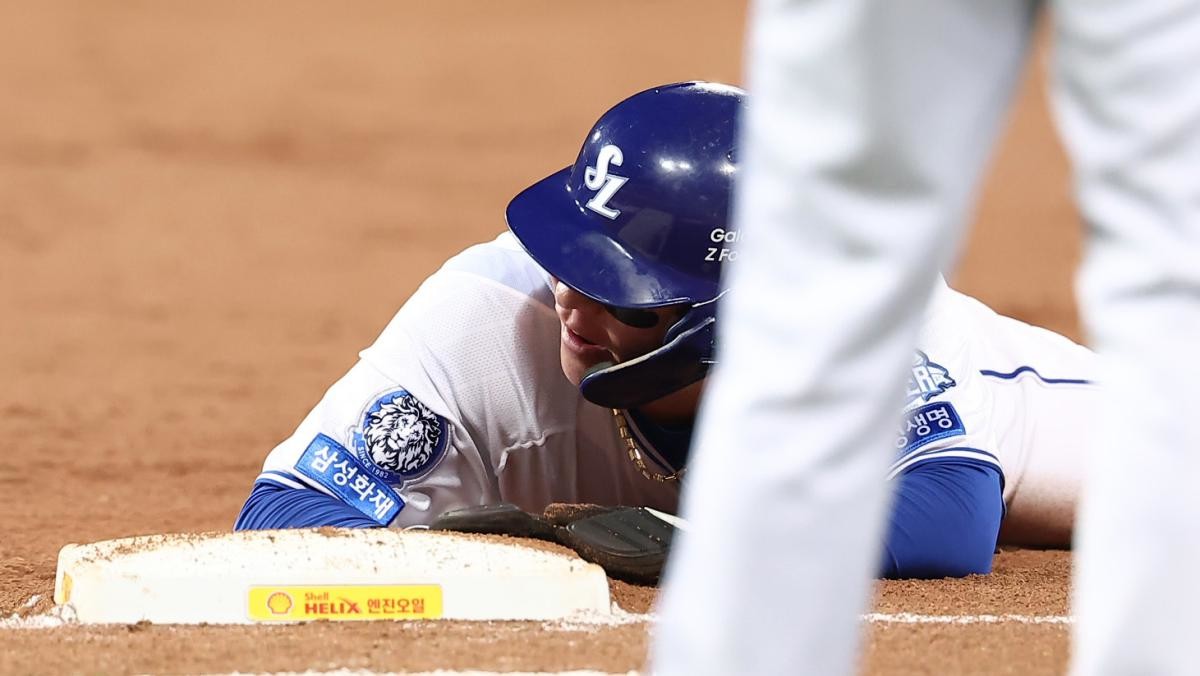 21일 대구삼성라이온즈파크에서 열린 2025 신한 SOL뱅크 KBO 포스트시즌 플레이오프 3차전 한화 이글스와 삼성 라이온즈의 경기, 삼성 강민호가 3회말 무사 1루 상황 류지혁의 우익수 플라이 때 1루에서 포스 아웃된 후 아쉬워하고 있다. / 뉴스1