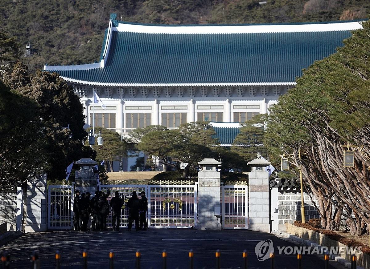 대통령 집무실 청와대 복귀가 임박한 지난 21일 종로구 청와대에 경찰이 외곽을 점검하고 있다 / 연합뉴스 자료사진