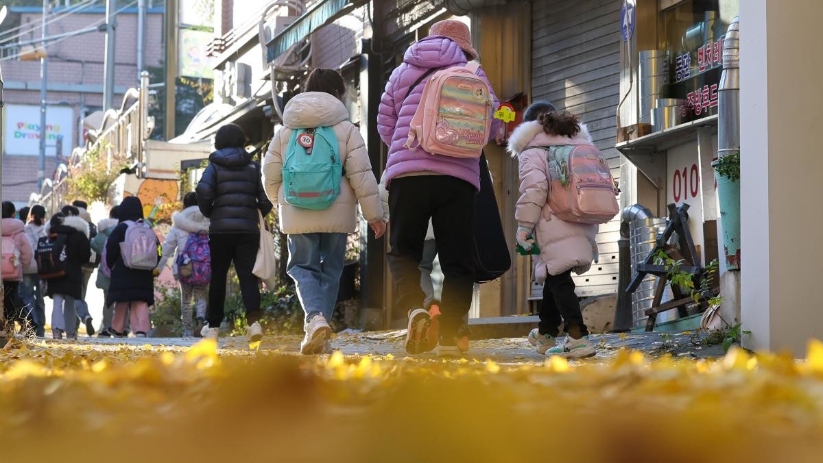 서울 시내 초등학교를 등교하는 학생들의 모습.  / 뉴스1