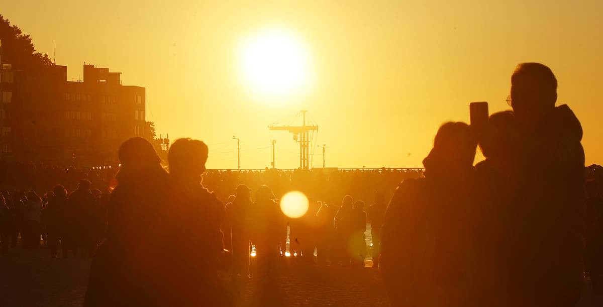 과거  시민들이 새해 첫 해돋이를 감상하고 있다 / 뉴스1