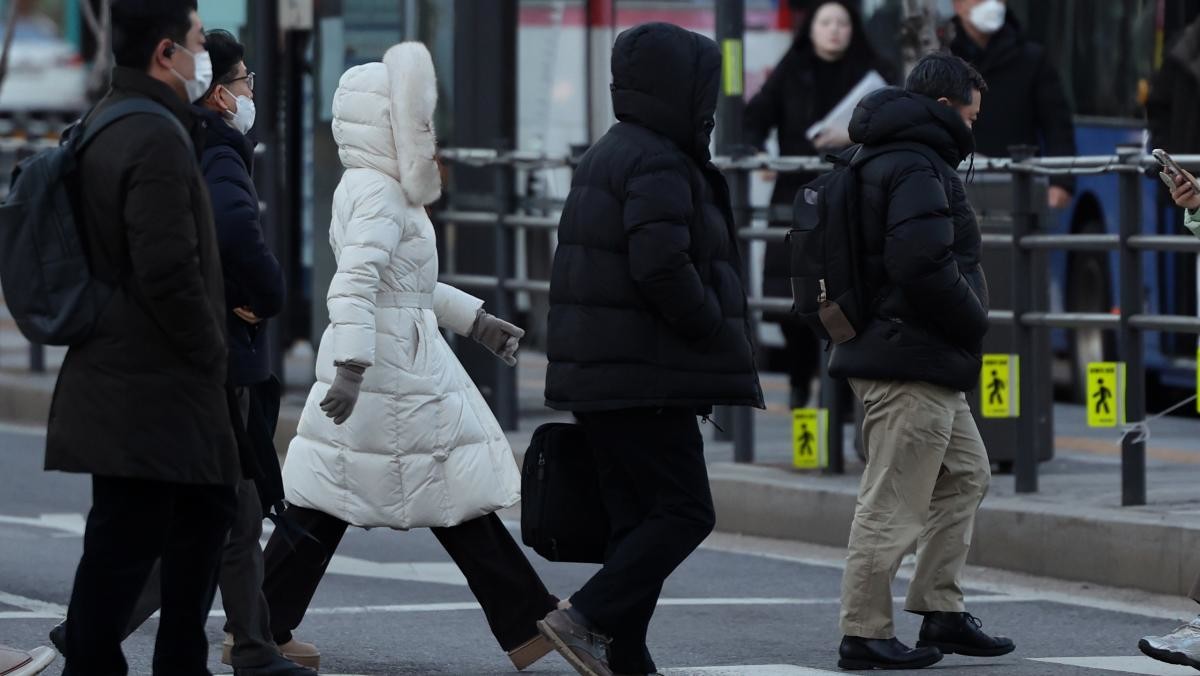 서울 광화문사거리에서 출근길 시민들이 발걸음을 재촉하고 있다. / 뉴스1
