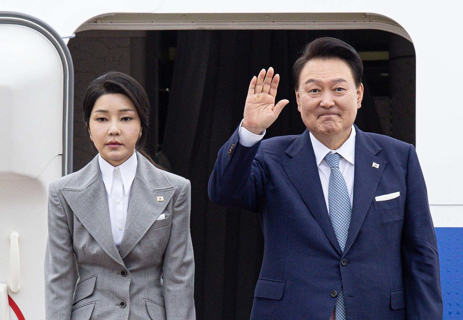 윤석열 전 대통령이 재임 때인 지난해 9월 19일 그의 부인 김건희 여사와 함께 경기 성남시 서울공항에서 체코로 출국하기 위해 공군 1호기에 올라 인사하고 있다. / 뉴스1