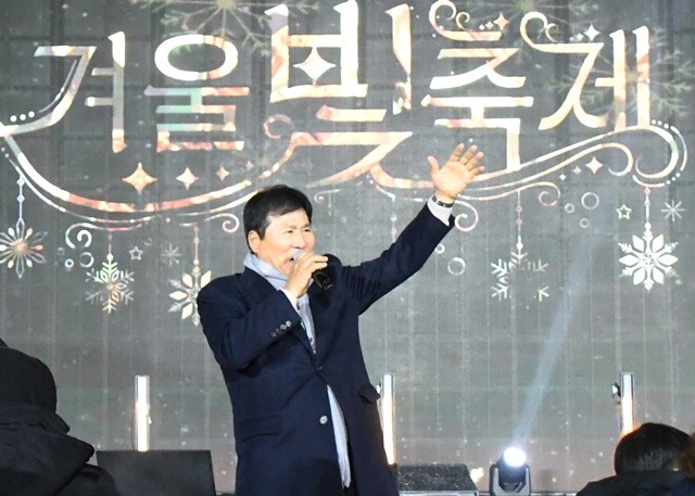 이상익 함평군수가 27일 ‘함평겨울빛축제’ 현장에서, 축제 기간을 내년 설까지 연장하고 내년부터는 ‘크리스마스 성탄축제’로 전면 개편하겠다는 ‘깜짝 발표’를 내놓았다. / 노해섭 기자
