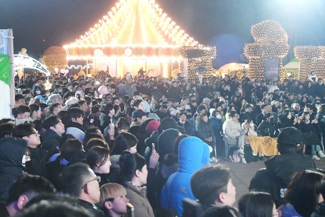 27일 저녁, 함평엑스포공원 주무대는 빅마마 이영현의 콘서트를 보기위해 수 많은 관광객들의 열기로 가득 찼다. / 노해섭 기자