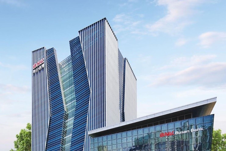 BNK부산은행은 종이서류 기반 방카슈랑스 업무를 전자서식으로 처리하는 ‘방카슈랑스 디지털창구 서비스’를 지방은행 최초로 시행한다. / 사진제공=부산은행