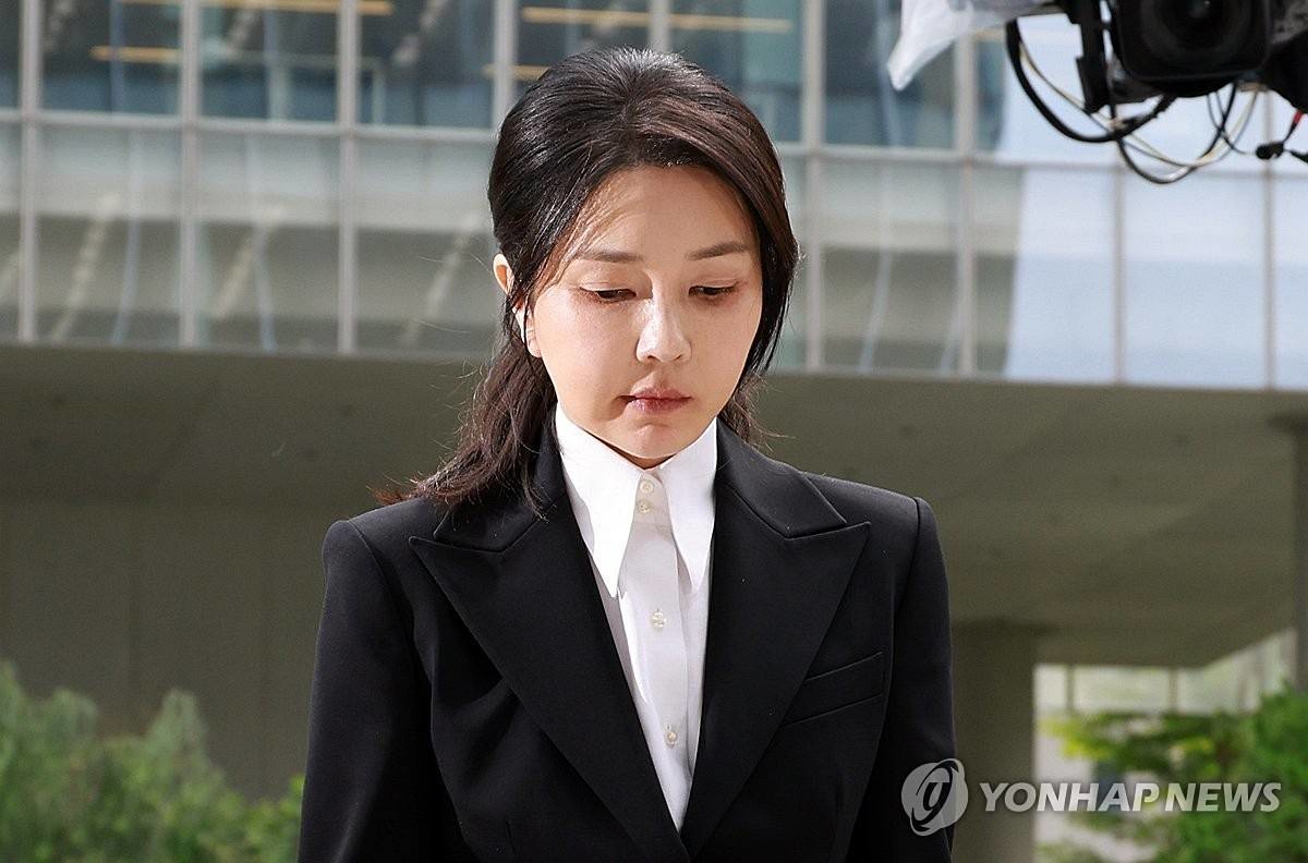 윤석열 전 대통령 부인 김건희 여사가 지난 8월 6일 서울 종로구 KT광화문빌딩 웨스트에 마련된 민중기 특별검사팀에 피의자 신분으로 첫 출석하고 있다 / 연합뉴스