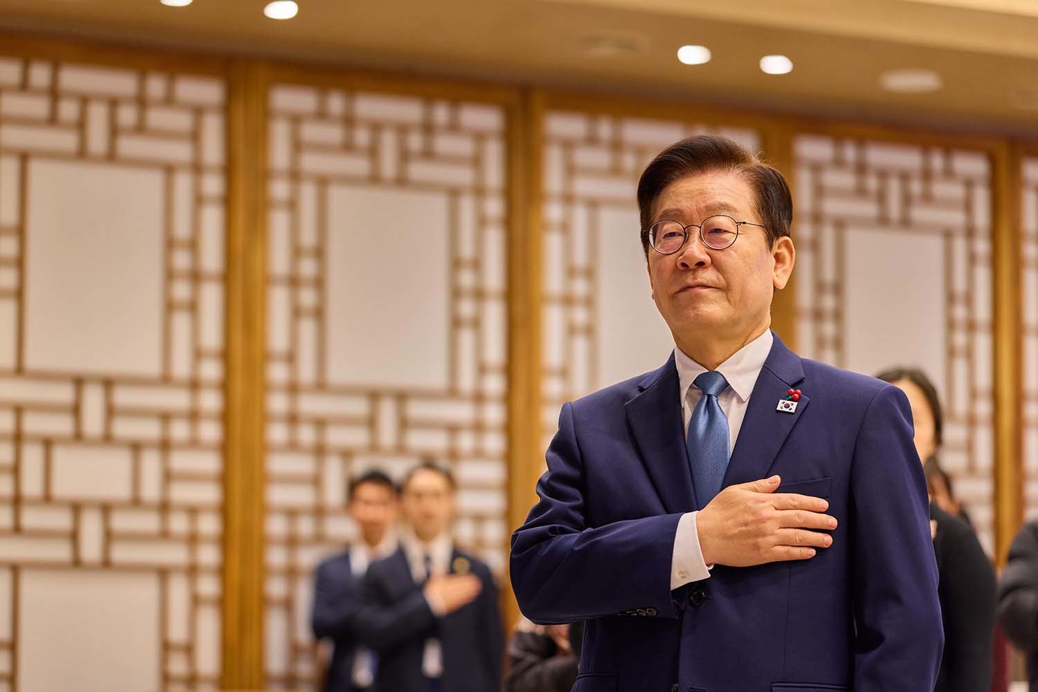 이재명 대통령이 26일 서울 용산 대통령실 청사에서 열린 위험직무 순직 유가족 초청 오찬에서 국민의례를 하고 있다. / 대통령실 제공.