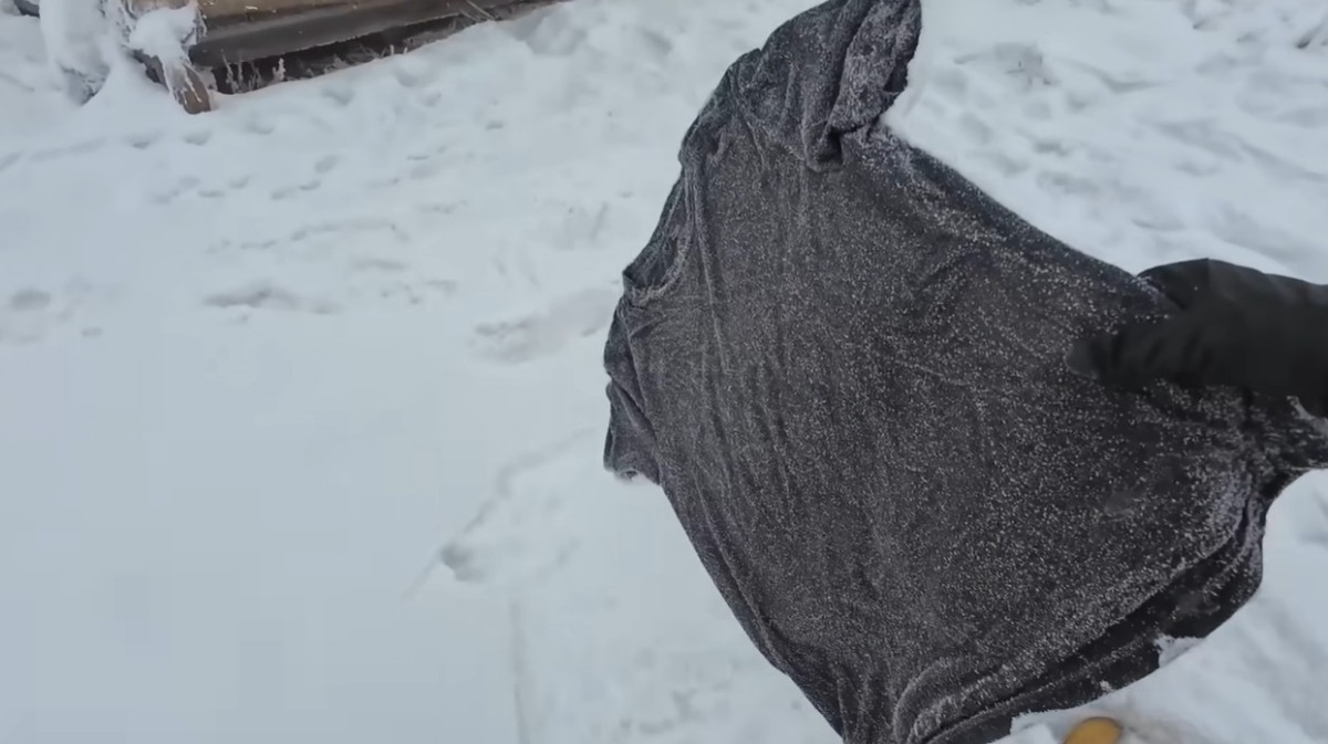 야외에 있던 티셔츠가 얼어붙은 모습. / 유튜브 '서재로36' 영상 캡쳐