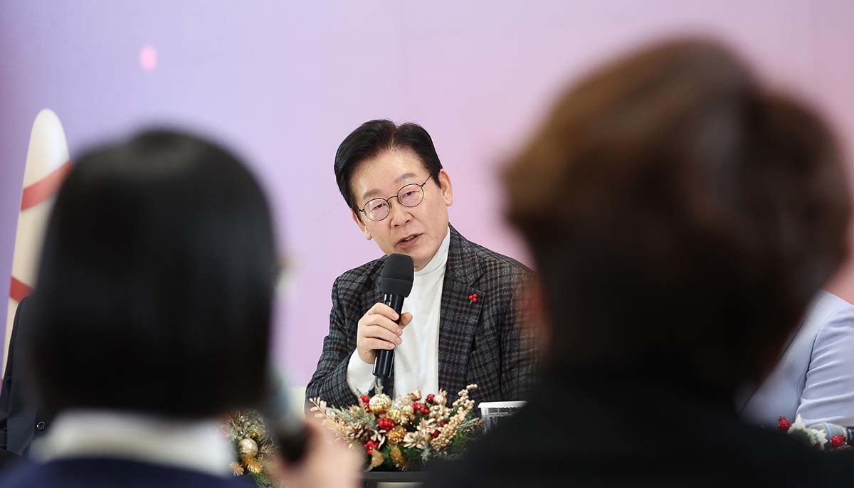 이재명 대통령이 24일 서울 서대문구 신촌세브란스 연세암병원 중입자치료센터에서 열린 희귀질환 환우·가족 간담회에서 발언하고 있다. / 뉴스1(대통령실 통신사진기자단)