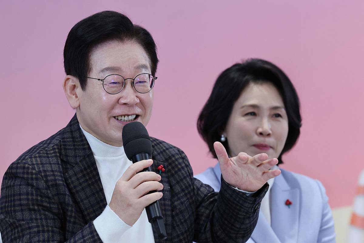 이재명 대통령이 24일 서울 서대문구 신촌세브란스 연세암병원 중입자치료센터에서 열린 희귀질환 환우·가족 현장소통에서 참석자들과 대화를 나누고 있다. / 뉴스1