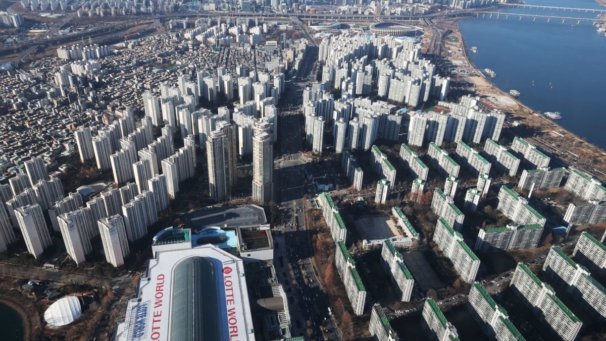 서울 송파구 롯데월드타워 서울스카이에서 아파트 단지가 보이고 있다. / 뉴스1