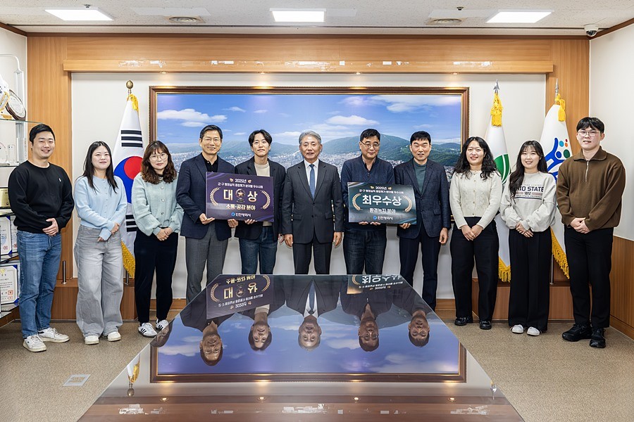 윤환 계양구청장(가운데)