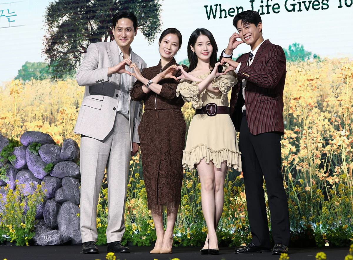 배우 박해준(왼쪽부터)과 문소리, 아이유, 박보검이 지난 3월 5일 서울 영등포구 콘래드 서울 호텔에서 열린 넷플릭스 시리즈 '폭싹 속았수다' 제작발표회에서 포즈를 취하고 있다 / 뉴스1