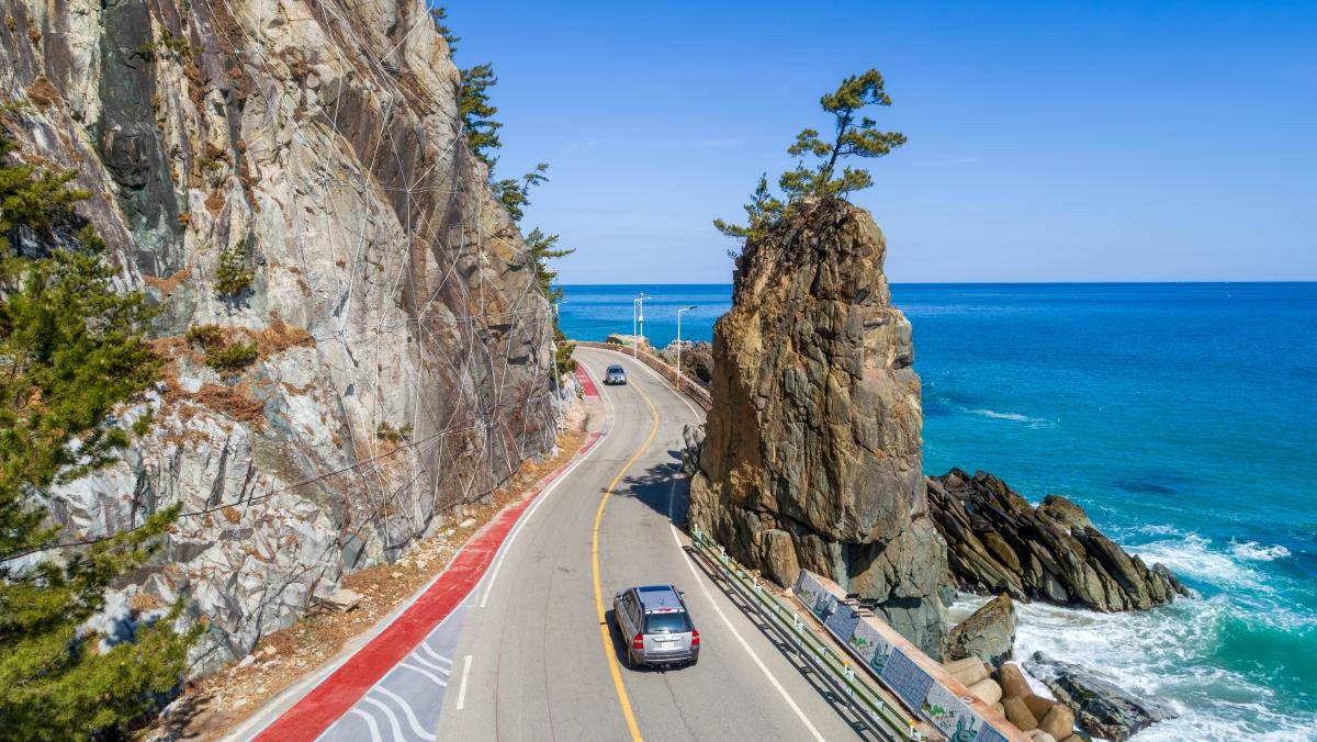 경북 울진군 보라바다길과 촛대바위. / cstrike-shutterstock.com